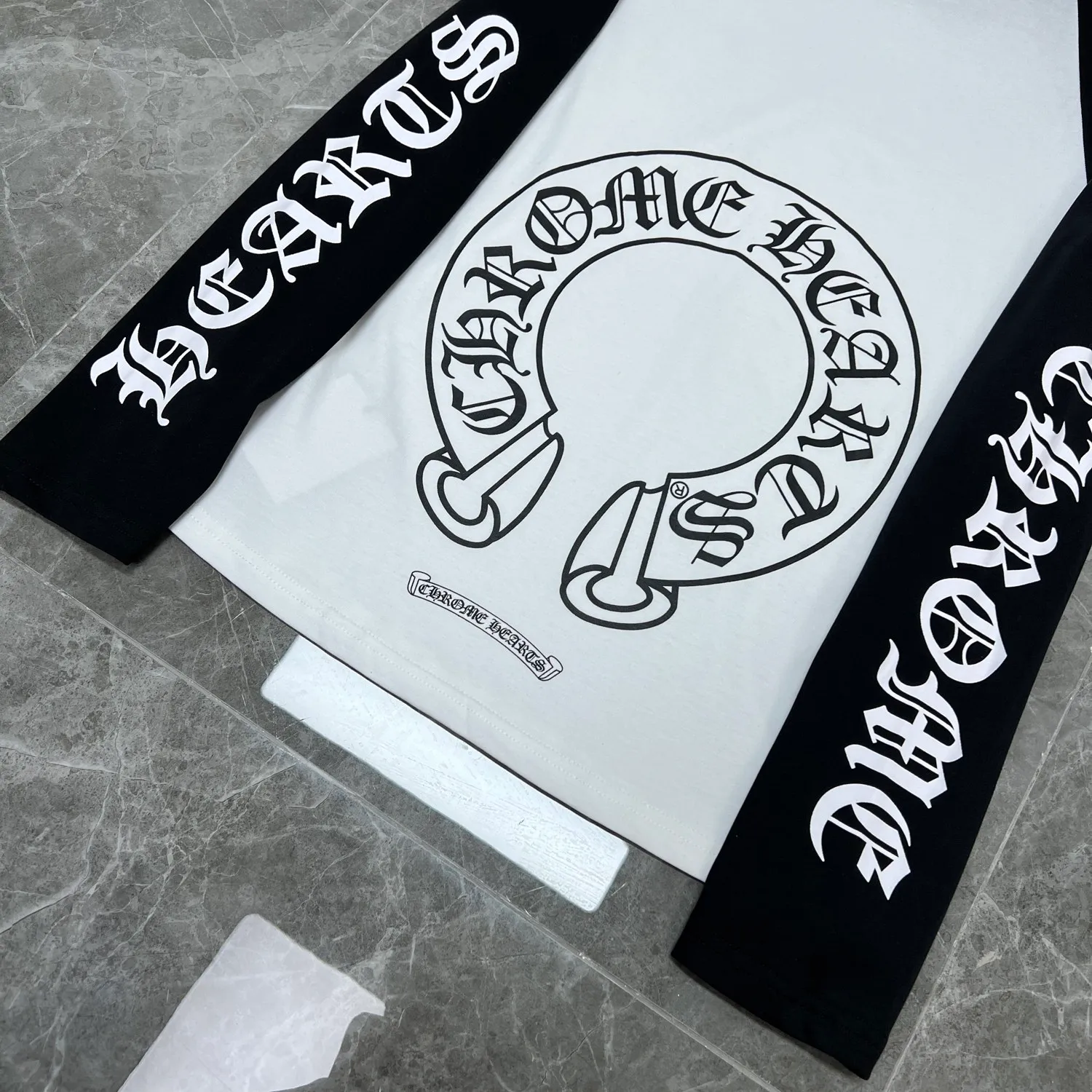 P160 Chrome Hearts 🍁Long T Series🍁 Available simultaneously at counters❤️The fabrics are fully upgraded! ! Crowe's black and white lettered large horseshoe color-blocking long-sleeved T. Printed and dyed with imported environmentally friendly glue. Re-engraved version 1:1 high weight original fabric 🌈Recommended color: black and white color-blocking🌈 Size: S, M, L, XL